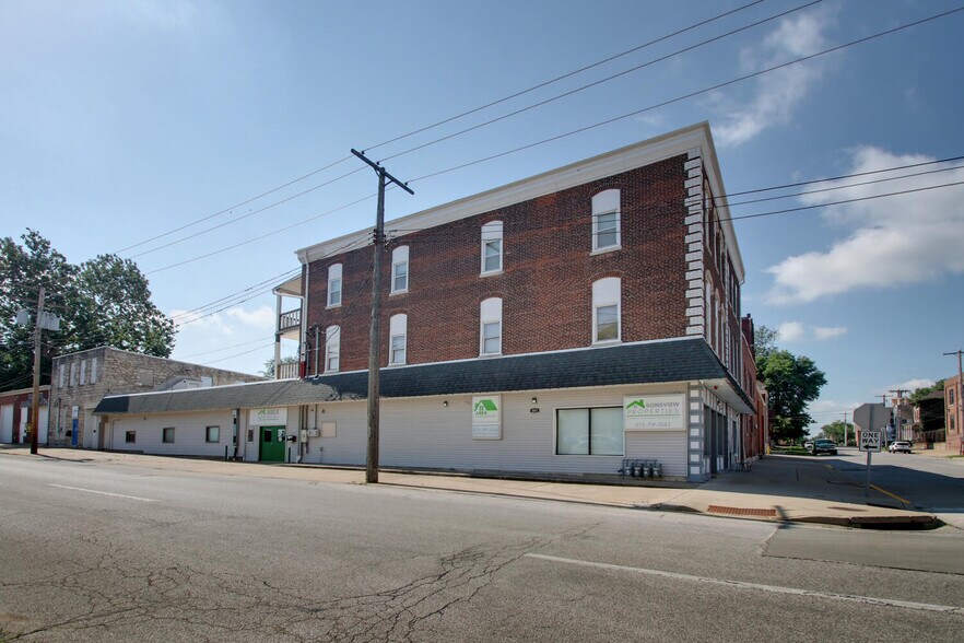 More Photos Of 301 S 7th St, Quincy Light Distribution For Sale