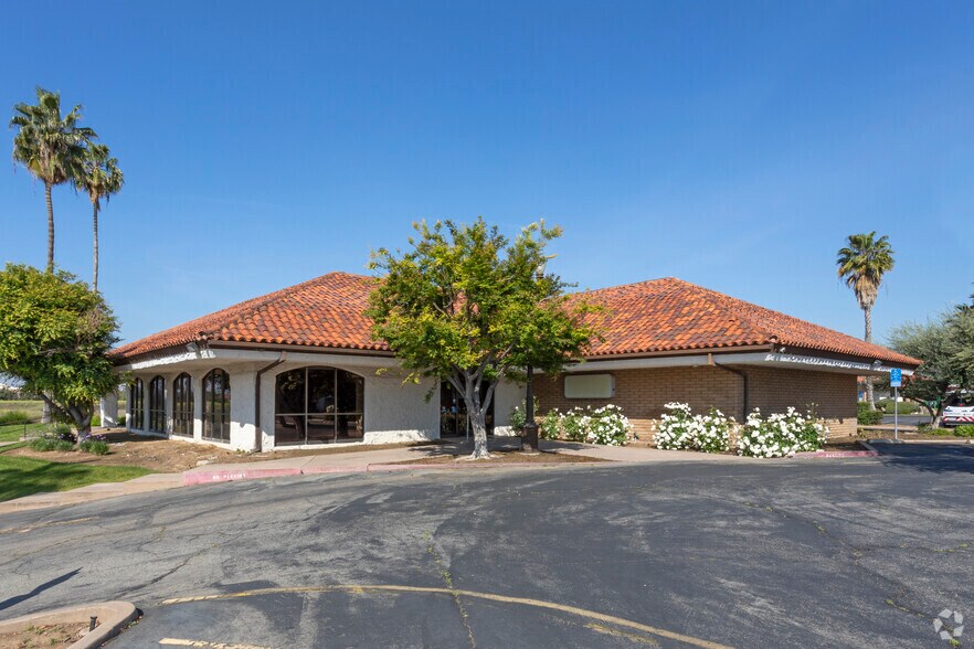 More Photos Of 7110 N 1st St, Fresno Bank For Lease