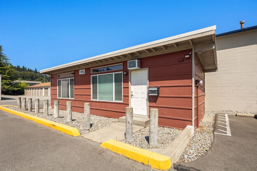More Photos Of 1592 NW Maple St, Issaquah Showroom For Lease