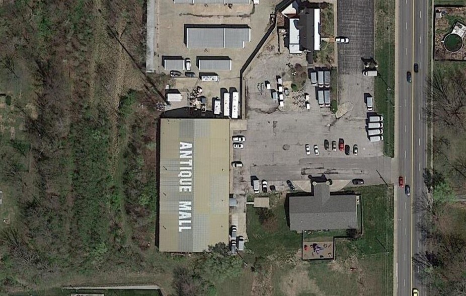 More Photos Of 6970 N Broadway St, Kansas City Showroom For Lease