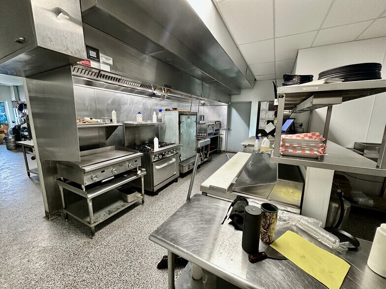 More Photos Of 23 W Pike St, Houston General Retail For Sale