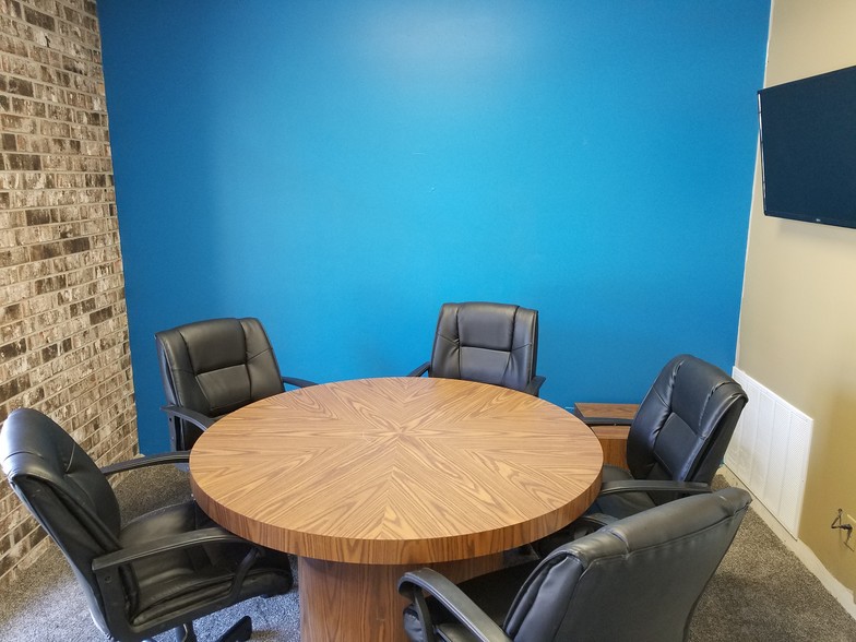 More Photos Of 2611 SW 17th St, Topeka Office For Lease