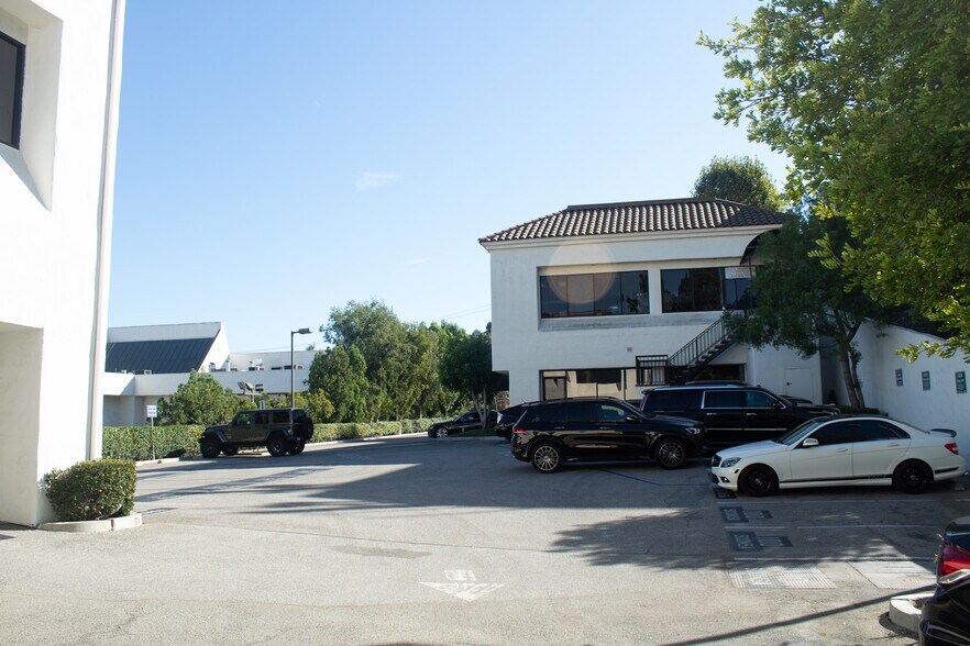 More Photos Of 24011 Ventura Blvd, Calabasas Medical For Lease