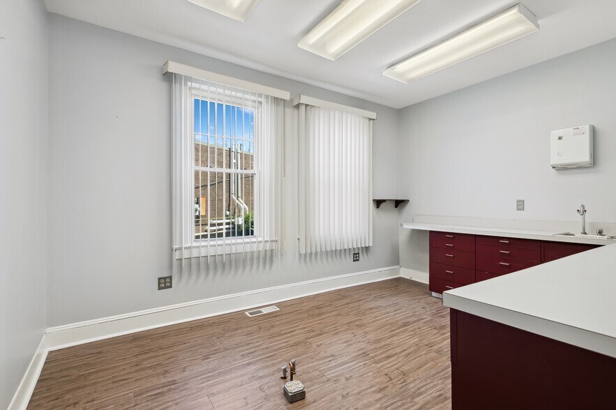 More Photos Of 586 Livingston Ave, North Brunswick Office For Sale