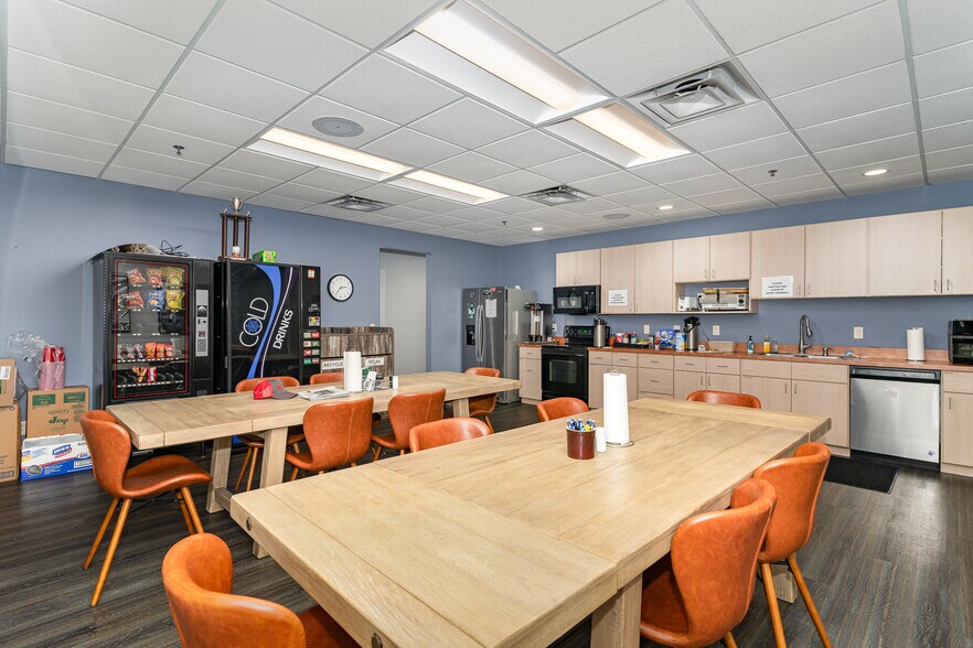 More Photos Of 8555 W 123rd St W, Savage Flex For Lease