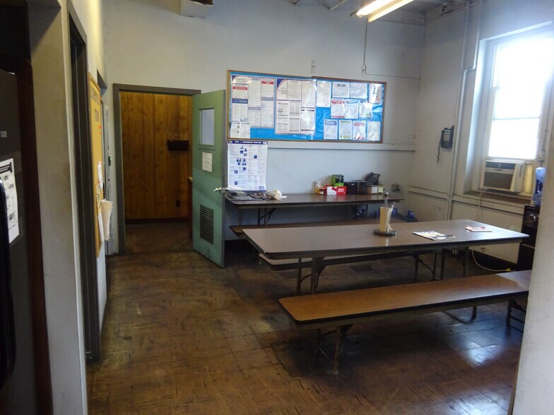 More Photos Of 3146 Marion St, Laureldale Manufacturing For Sale