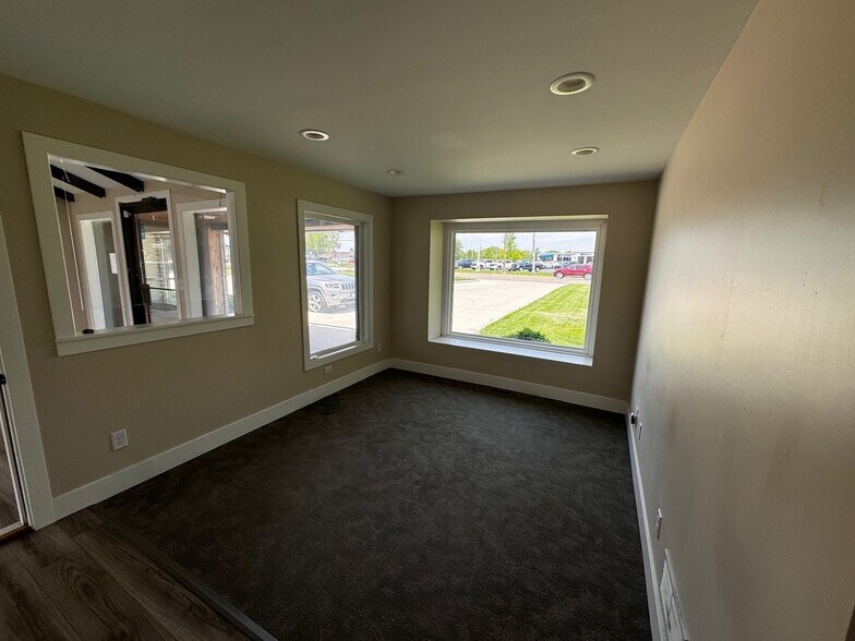 More Photos Of 906 Shooting Park Rd, Peru Freestanding For Sale