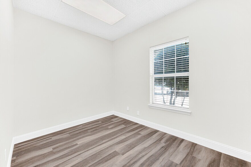More Photos Of 326 S Edmonds Ln, Lewisville Medical For Sale