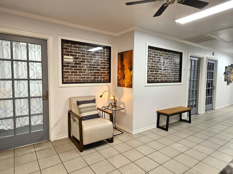 More Photos Of 2409 Maxwell Ln, Deer Park Office For Lease