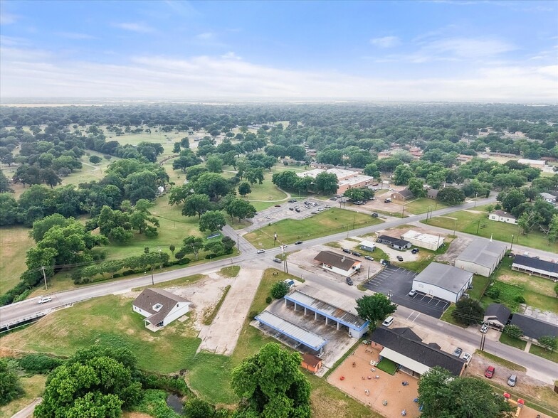 More Photos Of 223 Oaklawn Ave, Corsicana Carwash For Sale