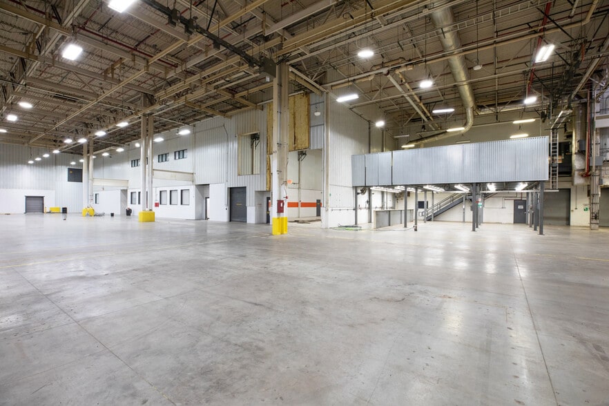 More Photos Of 11401 N Congress Ave, Kansas City Manufacturing For Lease
