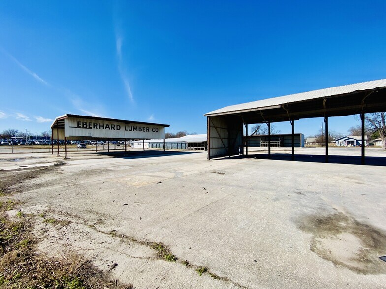 More Photos Of 1445 McQueeney Rd, New Braunfels General Retail For Lease