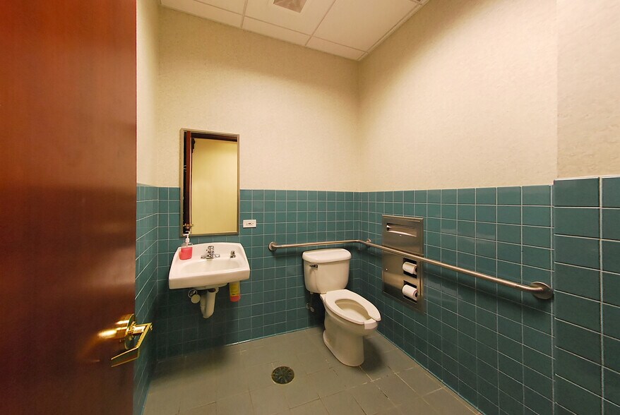 More Photos Of 757 McHenry Ave, Crystal Lake Medical For Lease