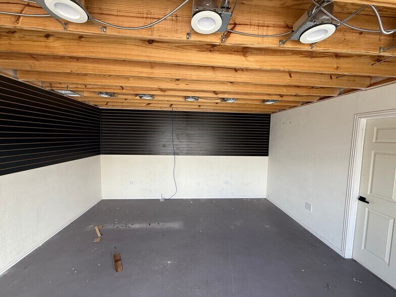 More Photos Of 13027 Harmon Rd, Fort Worth Warehouse For Lease