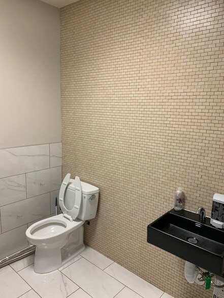 More Photos Of 1011 S Heatherwilde Blvd, Pflugerville Research And Development For Lease