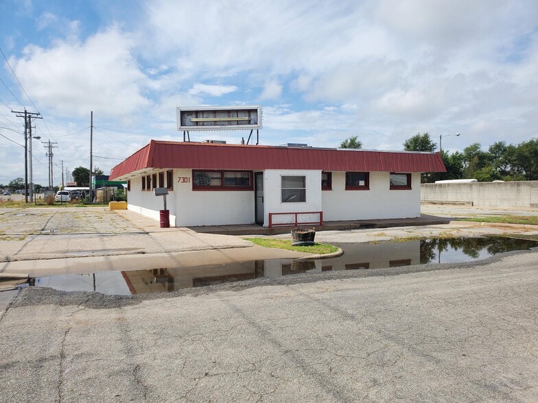 Primary Photo Of 7301 S Broadway St, Haysville Restaurant For Sale