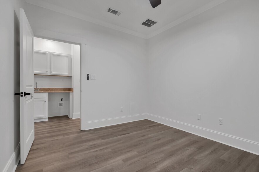 More Photos Of 1725 Capital Cir NE, Tallahassee Medical For Sale