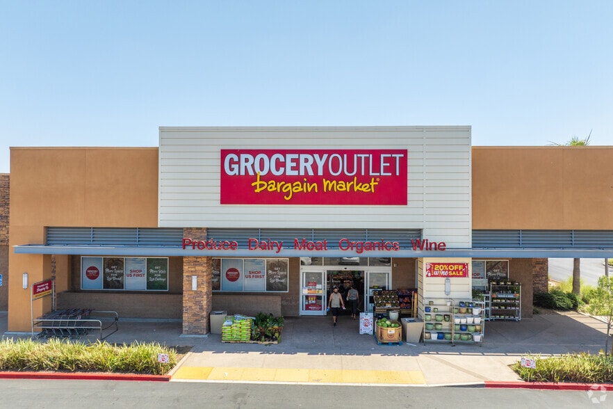 More Photos Of 1145 Renaissance Pky, Rialto Supermarket For Lease