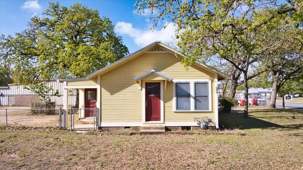 More Photos Of 1007 N Llano St, Fredericksburg Office Residential For Sale