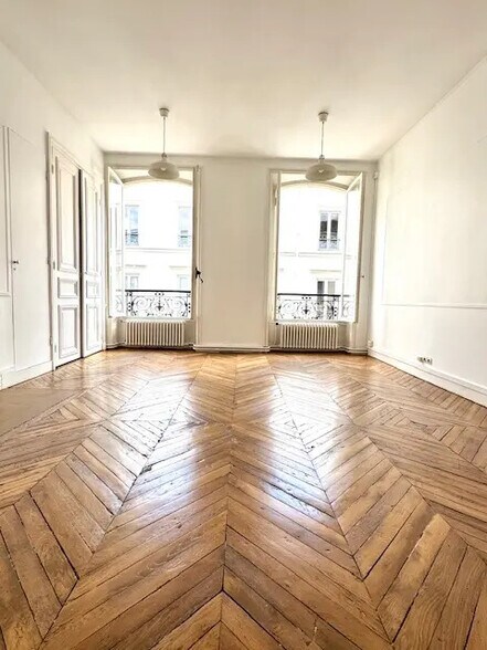 More Photos Of 85 Rue Taitbout, Paris Office For Sale