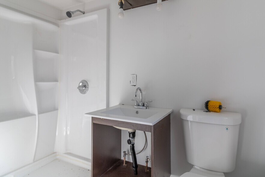 More Photos Of 196 US Route 1, Bucksport Hotel For Sale