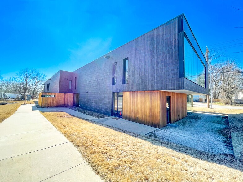 More Photos Of 1011 SW A St, Bentonville Office For Lease