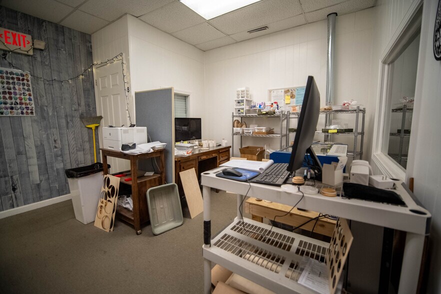 More Photos Of 300 Taugwonk Rd, Stonington Warehouse For Lease