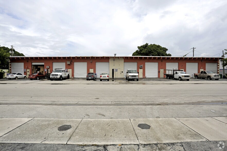 More Photos Of 5833-5851 SW 25th St, West Park Warehouse For Lease