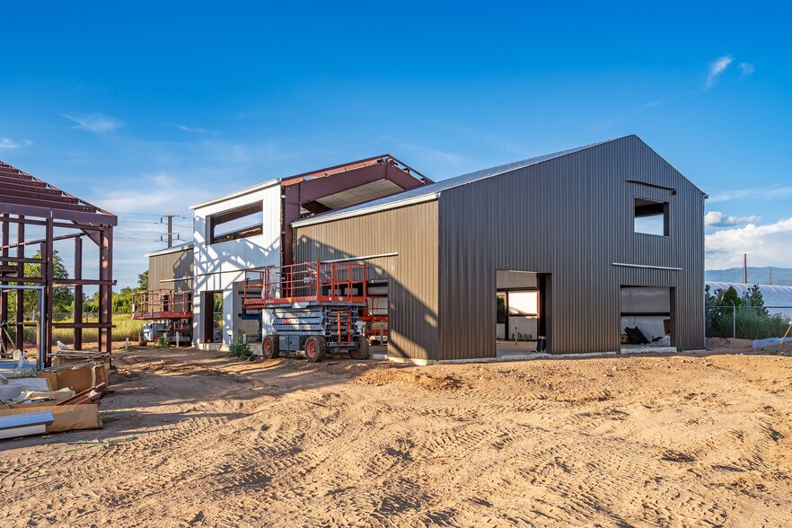 More Photos Of 1189 Parkway Dr, Santa Fe Showroom For Sale