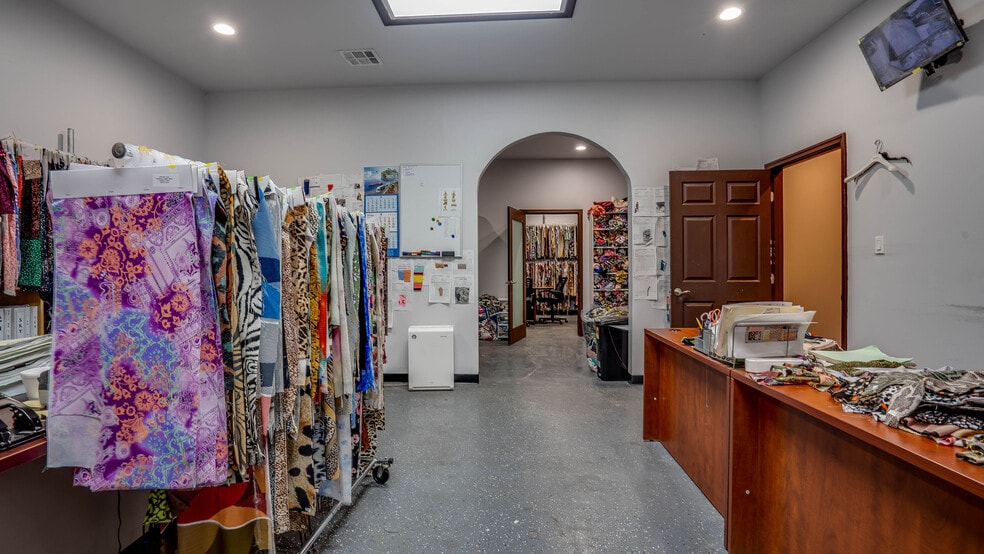 More Photos Of 3232 E Olympic Blvd, Los Angeles Warehouse For Lease