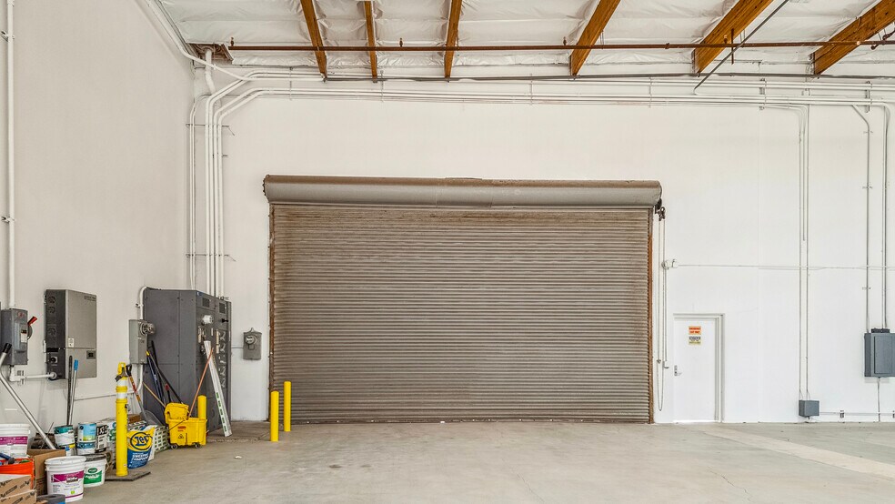 More Photos Of 850 Flynn Rd, Camarillo Warehouse For Lease
