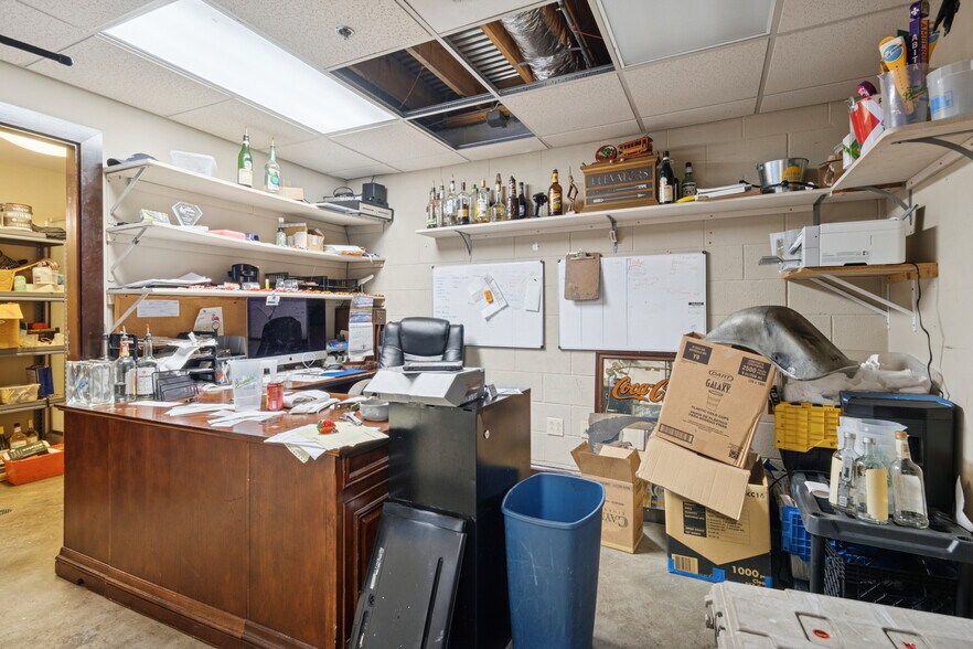 More Photos Of 7538 Maple St, New Orleans Bar For Sale