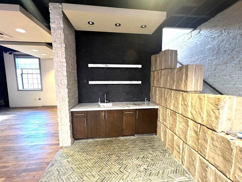 More Photos Of 1111 34th St NW, Washington Office For Lease