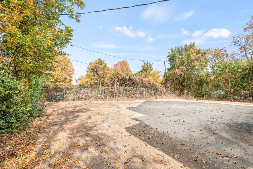 More Photos Of 113 Whitsett St, Greenville Office For Sale