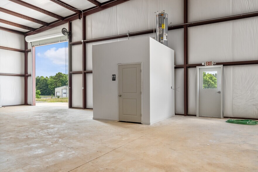 More Photos Of 27 Airport Business, Jasper Warehouse For Lease