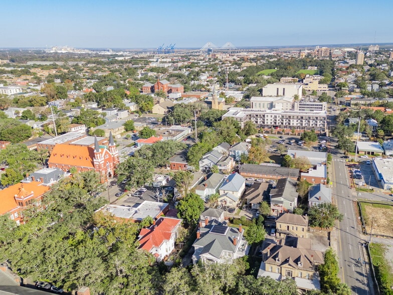 More Photos Of 18 E 34th St, Savannah Office Residential For Lease