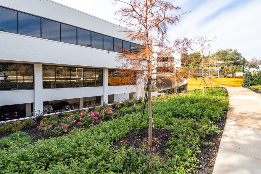 More Photos Of 104 Decker Ct, Irving Unknown For Lease