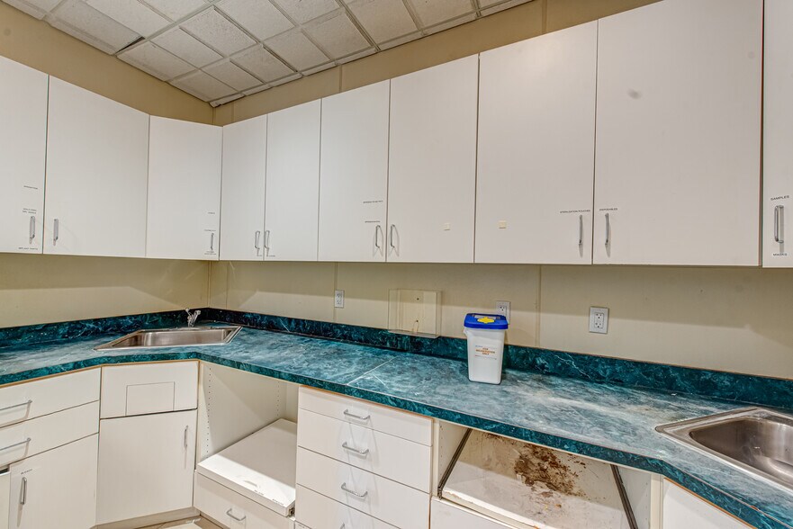 More Photos Of 63 Eastport Manor Rd, Eastport Office For Sale