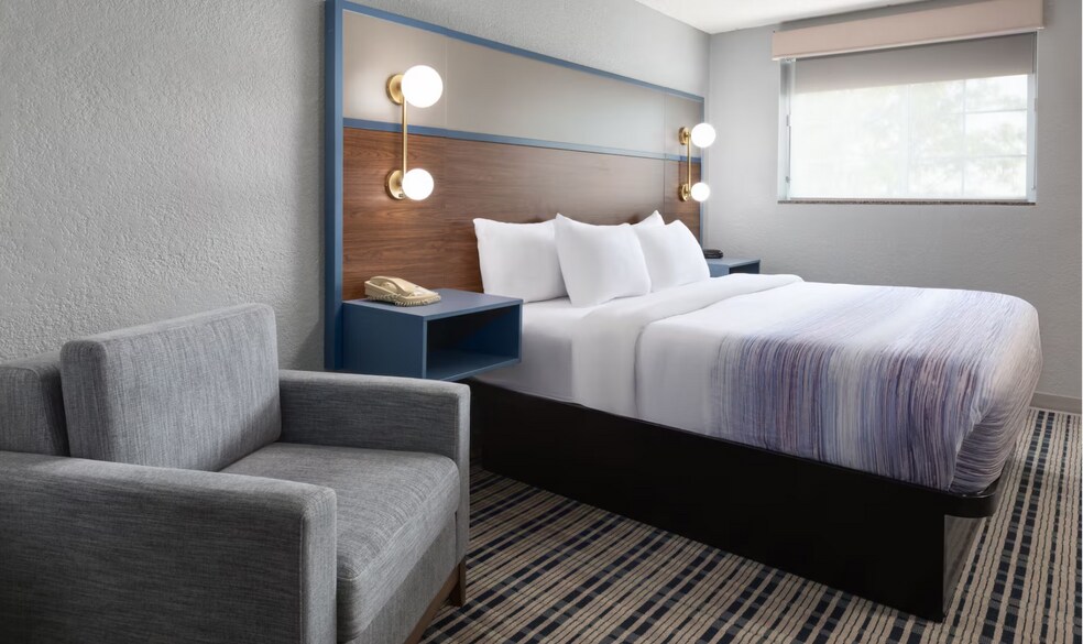 More Photos Of 2210 West St S, Grinnell Hotel For Sale