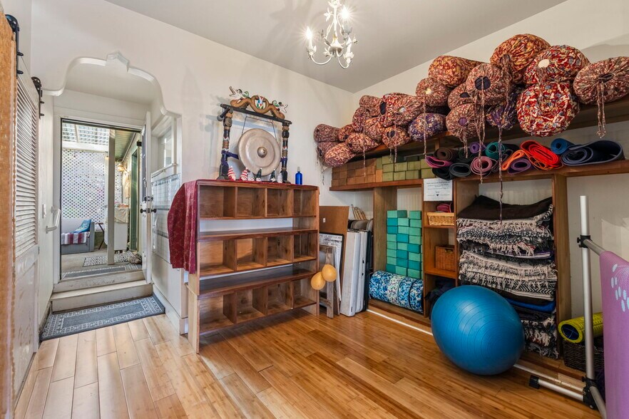 More Photos Of 145 N Market St, Wailuku Storefront Retail Residential For Lease