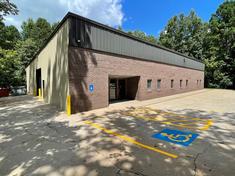 More Photos Of 750 N Price Rd, Sugar Hill Distribution For Lease