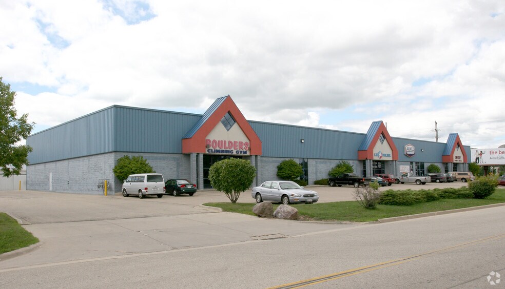 More Photos Of 3964-3980 Commercial Ave, Madison Flex For Lease