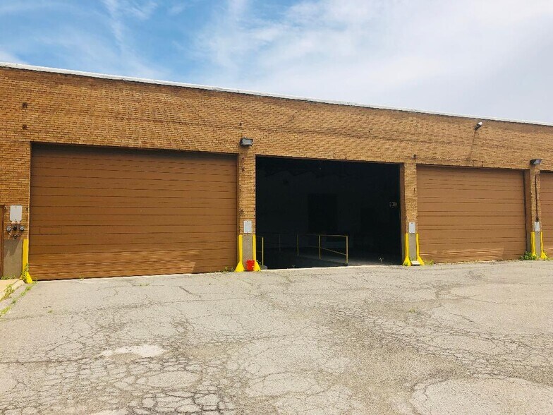 More Photos Of 2121-2225 W Fort St, Detroit Warehouse For Lease