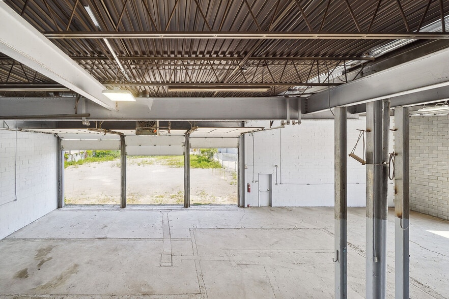 More Photos Of 6794-6798 Pl Pascal-Gagnon, Montréal Warehouse For Sale