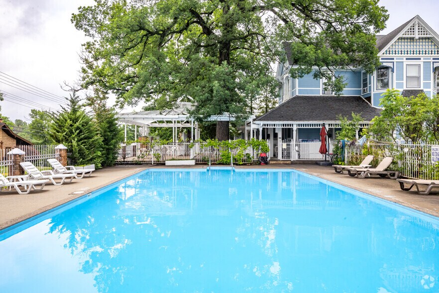 More Photos Of 910 River Rd, Wisconsin Dells Hotel For Sale