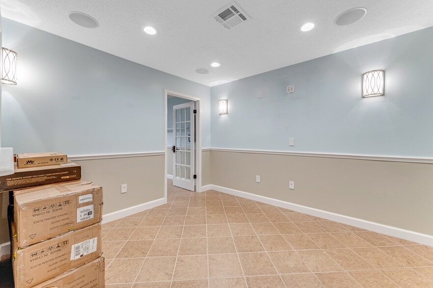 More Photos Of 555 W Granada Blvd, Ormond Beach Loft Creative Space For Sale