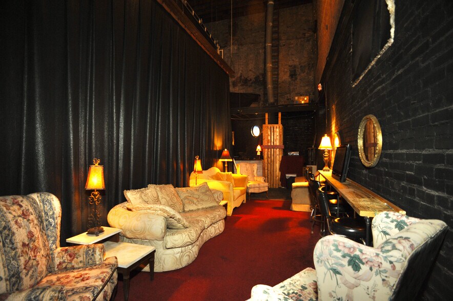 More Photos Of 424 W Main St, Denison Storefront Retail Office For Sale