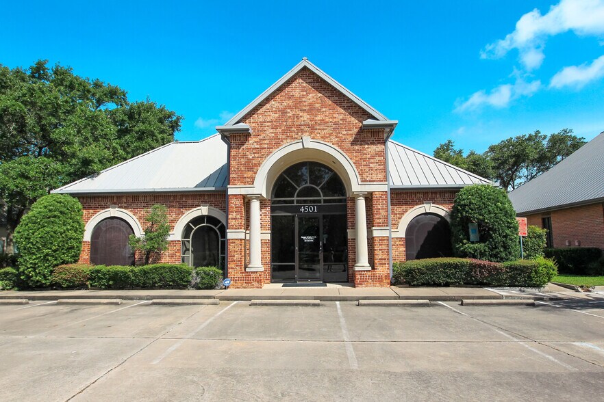 More Photos Of 4501 Sweetwater Blvd, Sugar Land Medical For Lease