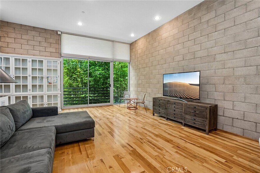 More Photos Of 717 N Highland Ave, Los Angeles Light Distribution For Sale
