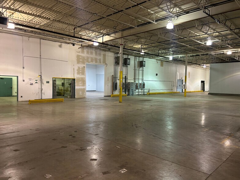 More Photos Of 2805 W Service Rd, Eagan Warehouse For Sale